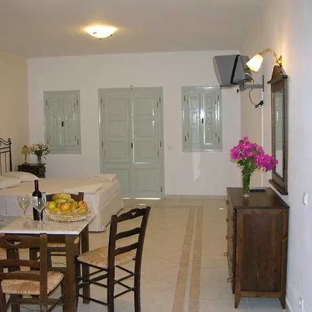 Salty 3* Perissa (Santorini)